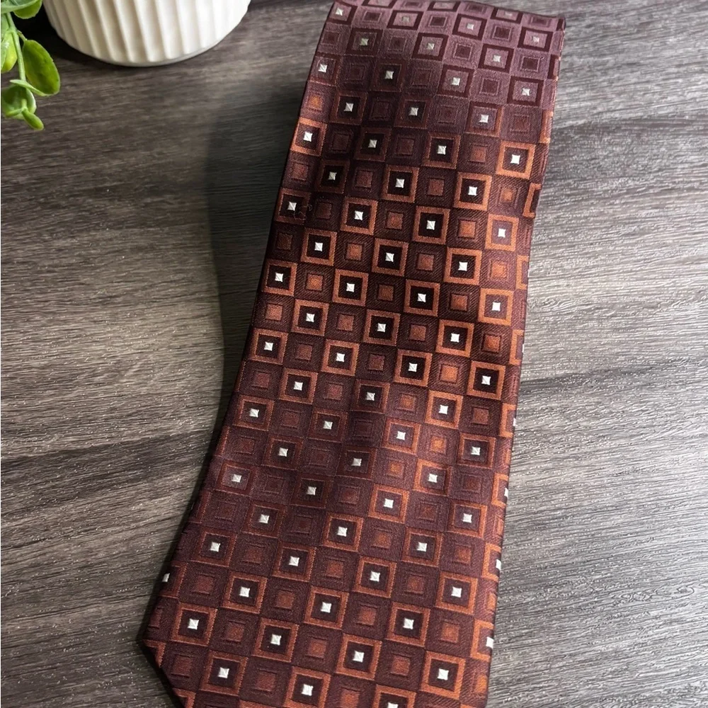Elegant Brown Geometric Tie